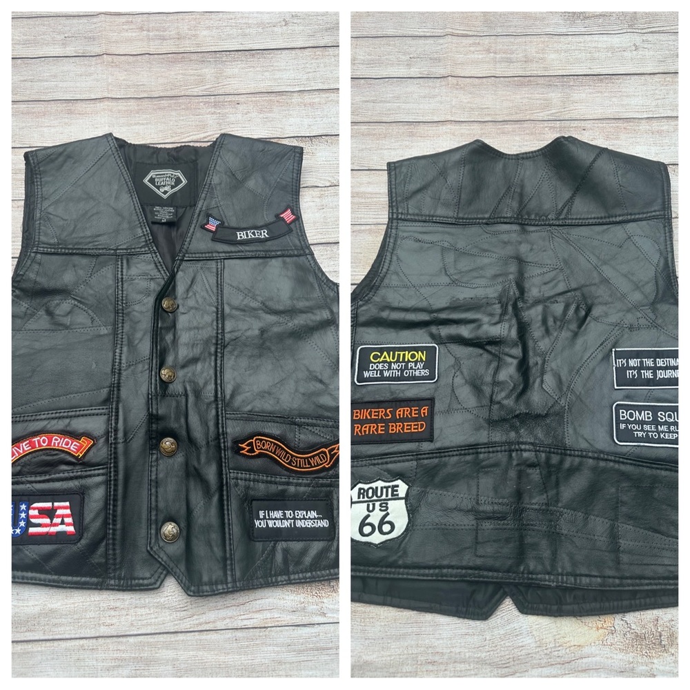Diamond Plate Buffalo leather vest size M
Moto / Biker best with various patches